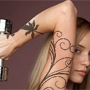 Нанесение татуировки на руку